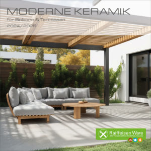 Eine moderne Außenterrasse bietet einen großzügigen Sitzbereich mit hellgrauen Polstermöbeln unter einer Pergola aus Holz. Im Hintergrund säumt Grün den hölzernen Sichtschutzzaun. Der Text „MODERNE KERAMIK für Balkone & Terrassen 2024/2025“ ist zu sehen.