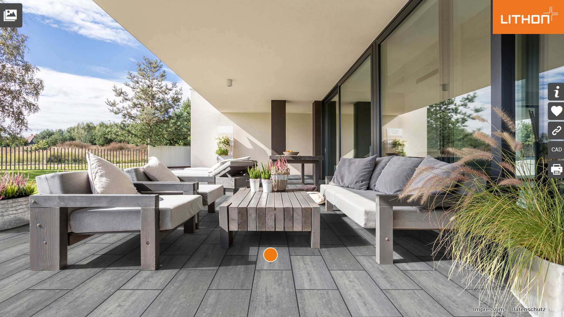 Moderne Terrasse mit gemütlichen Gartenmöbeln draußen