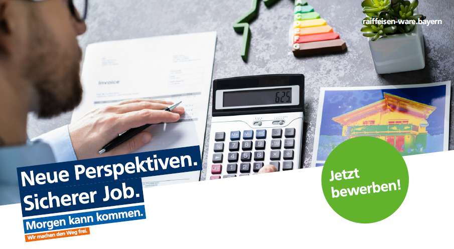 Mann arbeitet mit Taschenrechner und Unterlagen am Schreibtisch